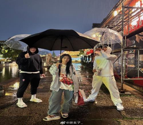 随队出征客场！李添荣女友晒近照：绍兴