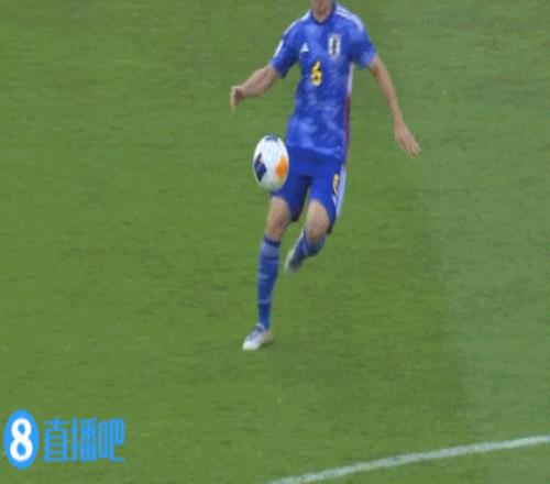 亮鞋钉！高抬腿！韩国球员暴力飞铲引冲突，日本球员直接围了过来