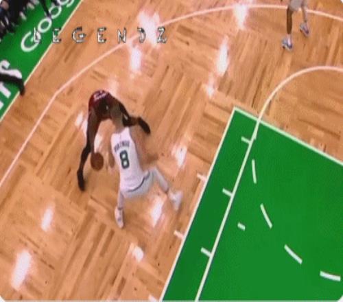 这个角度很明显!霍勒迪推了一把马丁这才撞上塔图姆