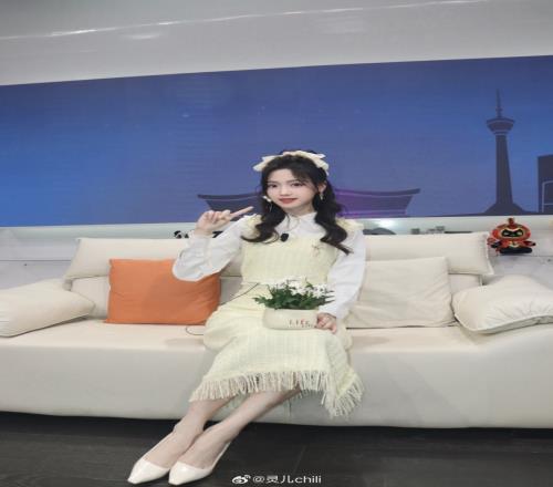 KPL主持人灵儿晒照:现在几点,开心一点