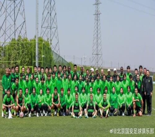 国安首体院女足全队来到高鑫基地,集体观摩国安一线队训练课