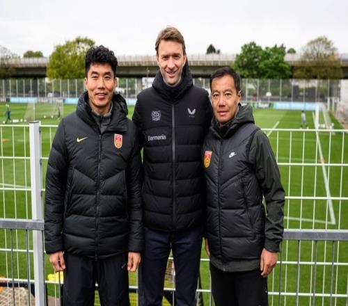 德国足球职业联盟邀请中国足协代表团访问德国，郑智拜访勒沃库森