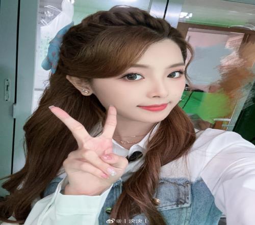 好甜!LPL互动主持泱泱分享照片:今天什么风格