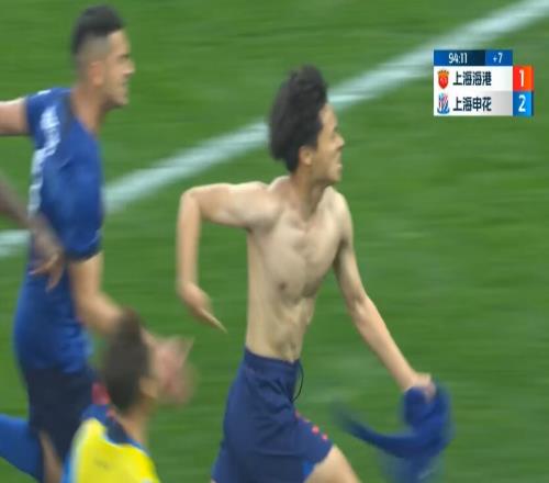 汪海健世界波,但傅明认定于汉超越位位置干扰门将,进球无效!