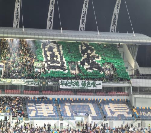 远征军威武!国安球迷在泰达足球场内打出“国安”字样TIFO