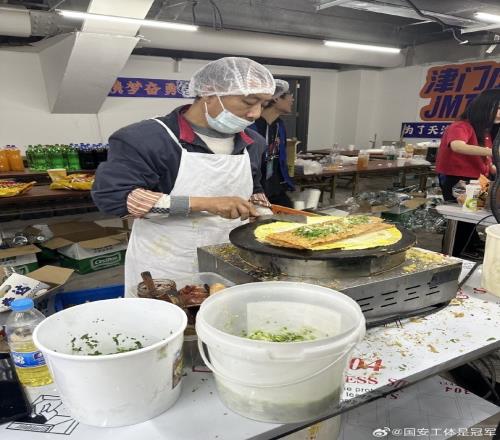 真饿了还是太美味博主:国安远征球迷买空了泰达足球场的煎饼摊