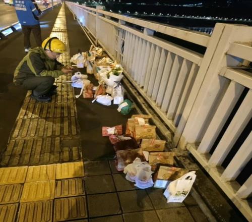 陪玩“胖猫”跳江事件令人唏嘘网友为其点外卖送鲜花放在重庆长江大桥上