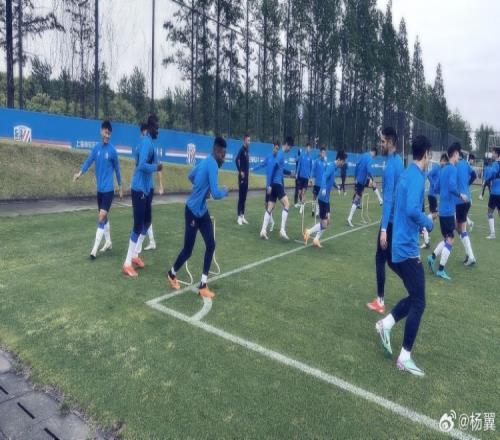 记者:马纳法、阿马杜参加申花赛前最后一练