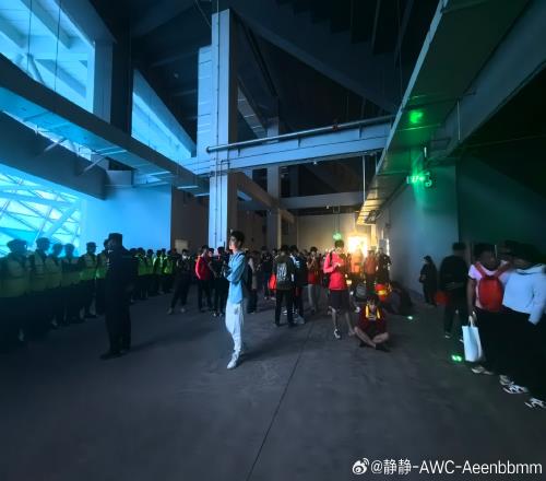 博主：广州队球迷和球队赛后被围堵一个小时，现在还没离开球场