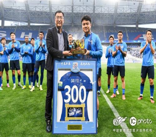 今天赛前,申花俱乐部在现场为曹赟定举行了申花300场纪念仪式