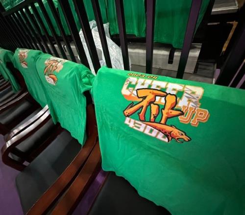 气氛拉满！辽宁体育馆已经铺满绿色加油衫变身绿色海洋