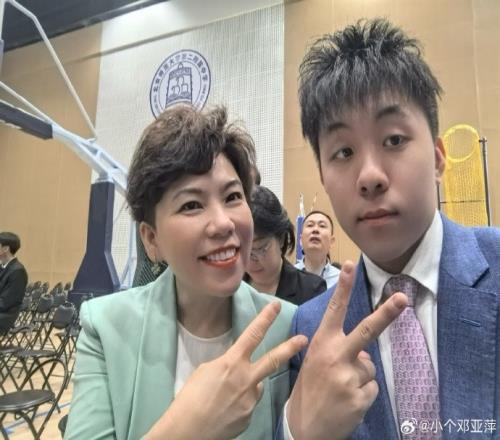 邓亚萍参加儿子学校成人礼：很自豪！现在的孩子太幸福啦