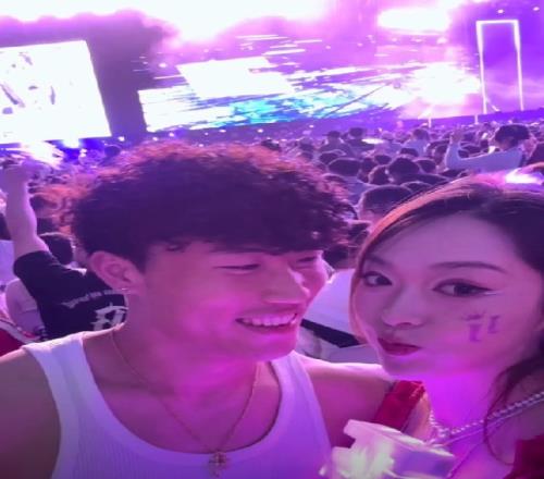 谢文能与妻子观看林俊杰济南演唱会:今天来奥体不踢球