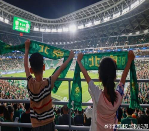 八名听障儿童在家长和志愿者的陪伴下,第一次在中超赛场观赛