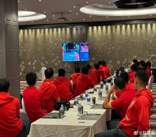Respect!海港全队赛后回酒店用餐前集体观看王燊超300场纪念视频