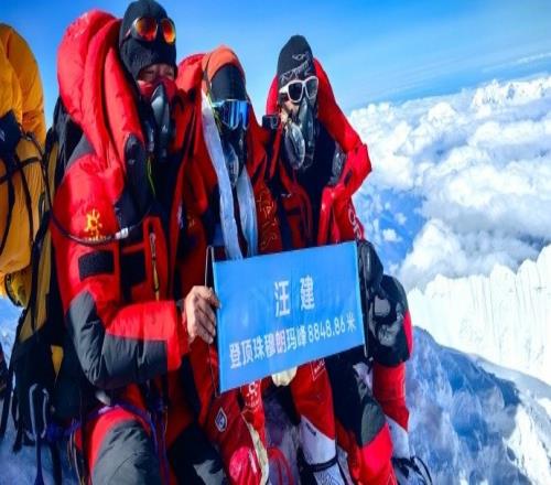 牛！70岁的中国登山者汪建登顶珠穆朗玛峰&成中国最年长登顶者