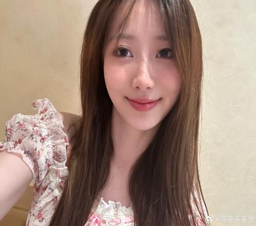 LPL互动女主持人阿芙晒照:最近在上选修课露肩碎花裙