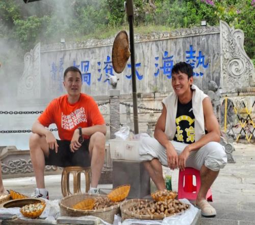 矣进宏晒与队友张帆一起游玩的近照:欢迎来到云南