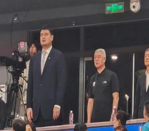 为可能出现的冠军颁奖典礼做准备!篮协主席姚明现场观战总决G4