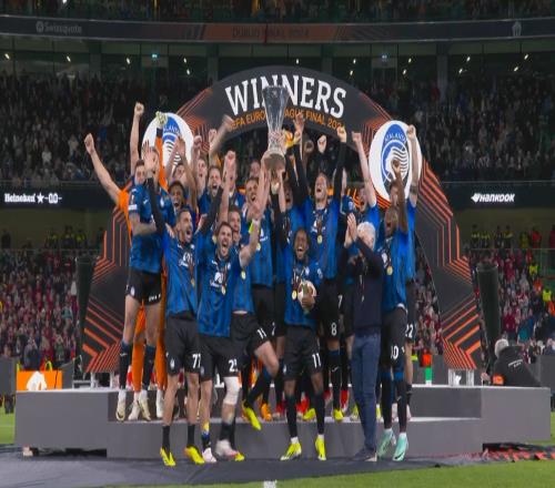 冠军属于真蓝黑亚特兰大队长吉姆西蒂捧起欧联冠军奖杯