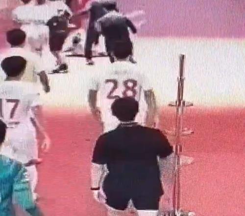 记者谈蓉城队内冲突:足协明文规定比赛前后打架斗殴者要被停赛