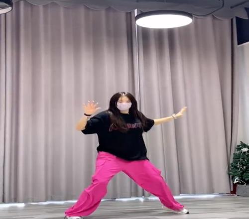 吴艳妮晒跳舞视频：随心所欲的生活，自由更胜一筹