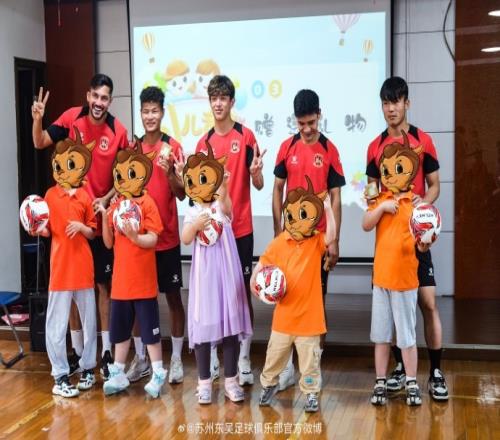 苏州东吴球员走进姑苏区特殊教育学校，给孩子们带来足球的快乐