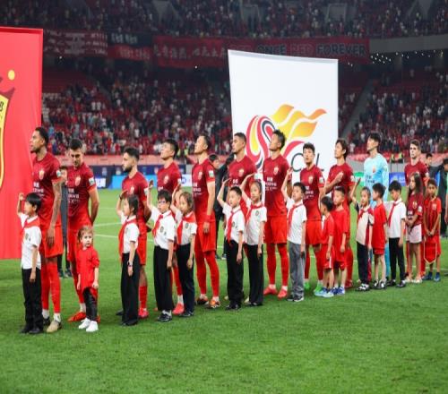 海港俱乐部联合青少年活动中心,组织少先队员牵手球童入场仪式