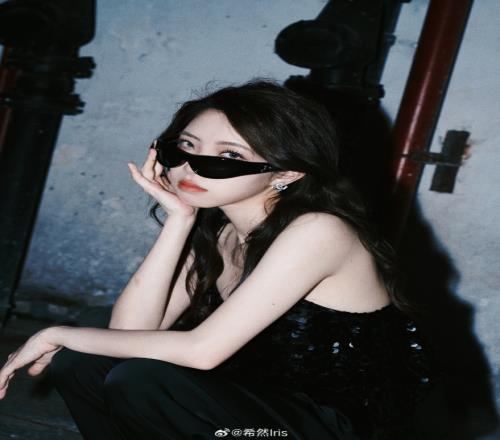 主持希然晒美照:黑色露肩带又辣又美
