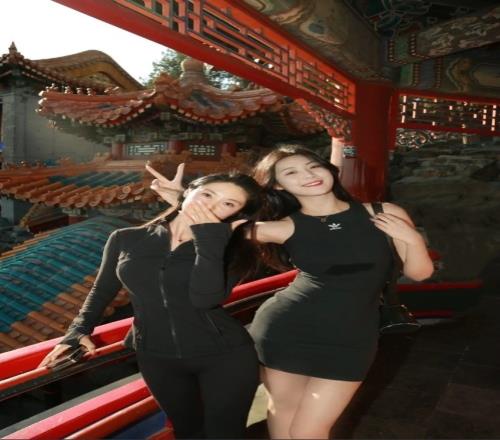 东方美学!卓识晒与母亲合影:向晚入颐和日暮蕴清歌