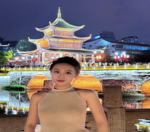 吴前娇妻晒两人合影:贵州好好吃!好好看!就是走起来太远