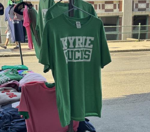 波士顿街边售卖“欧文垃圾”“东契奇垃圾”T恤