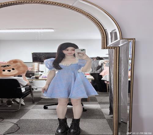 女主持人小悠珊珊晒照:碎花裙+白皙长腿甜妹笑容你受得了