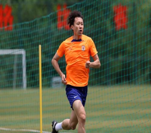 山东泰山队今日进行一天两练,下午进行了传接球和对抗练习