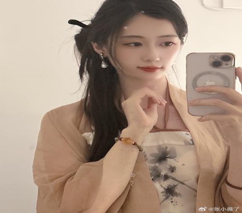 LPL互动女主持人张小薇晒照:昨日去伞爷直播间的OOTD
