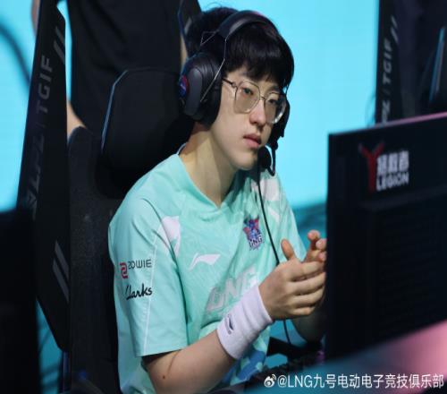 目前均为1胜1负,吧友们认为RA和LNG谁能第二晋级“登峰”