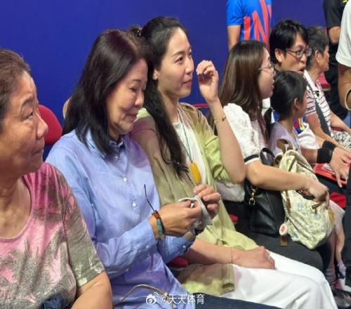 郎导来了!郎平&魏秋月现场观看中国女排vs德国比赛