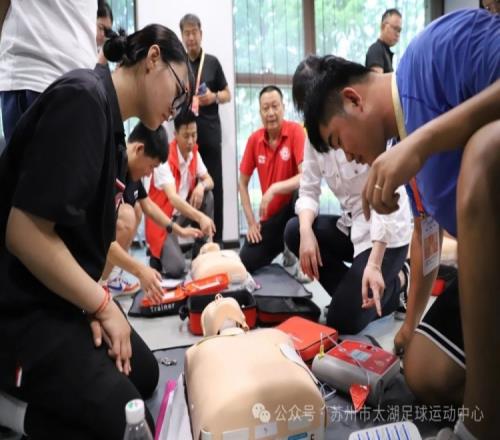 女甲苏州赛区邀请专业团队对参赛队队医、竞赛官员开展急救培训