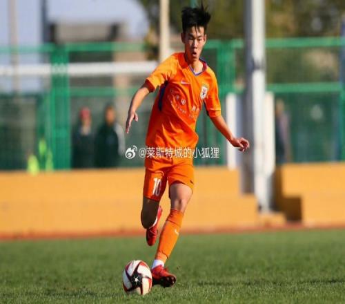 何小珂与泰山一线队合练,他先后效力FC安道尔和圣克里斯托瓦尔