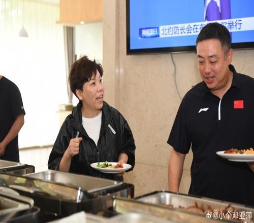 探班国乒，切磋一番！邓亚萍：如今岁月不饶人啊，打完浑身疼