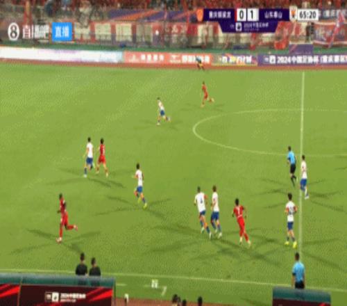 铜梁龙扳平比分!刘明仕积极拼抢突破刘洋,小角度破门后激情庆祝