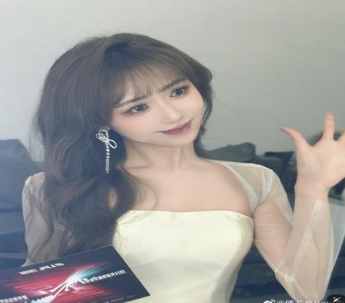 主持BaoBao晒照:天生丽质白的发光