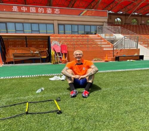 王大雷社媒晒新发型,网友调侃:陈蒲,你不走了