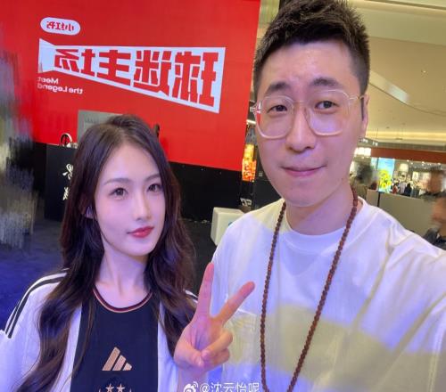 LPL互动主持沈云怡近照:白的发光足球电竞双栖