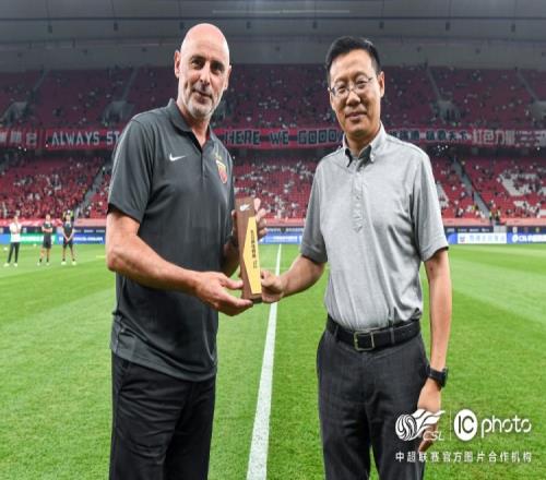 俱乐部为月度最佳球员武磊,五月最佳教练穆斯卡特举行了颁奖仪式