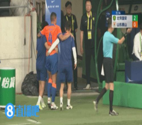 伤不起!贾德松复出3场后再度伤退两名工作人员搀扶下回更衣室