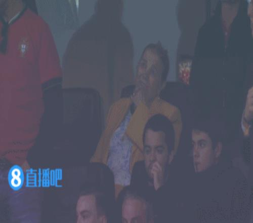 C罗罚失点球泪洒赛场,看台上C罗母亲也十分伤心