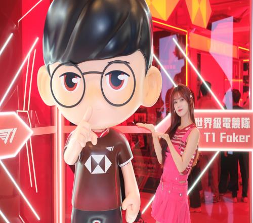 LPL主持人小钰分享照片：被巨大的Faker还有周边吸引进去玩儿啦
