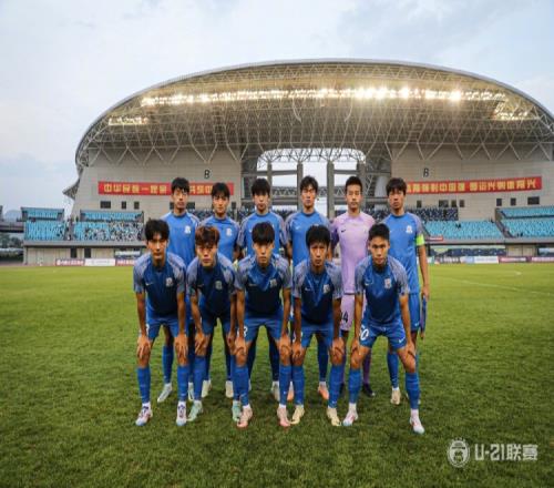 U21联赛第6轮,申花队01浙江队,赛前,杨皓宇领取最佳球员奖杯