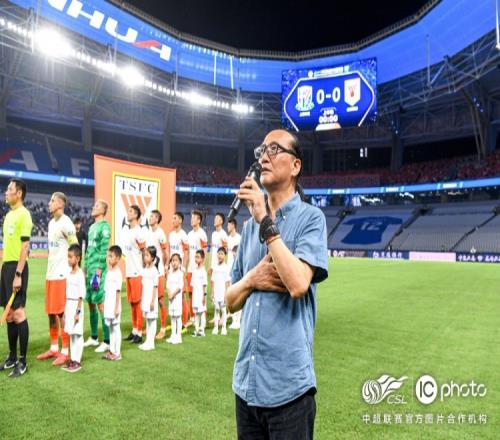 申花对阵泰山,俱乐部邀请申花初代队徽设计师吕弘任国歌领唱人